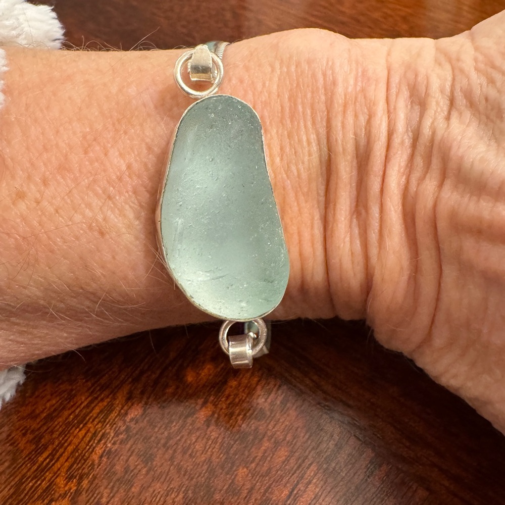 Handcrafted sterling silver and aqua sea glass bracelet - Picture 6 of 10